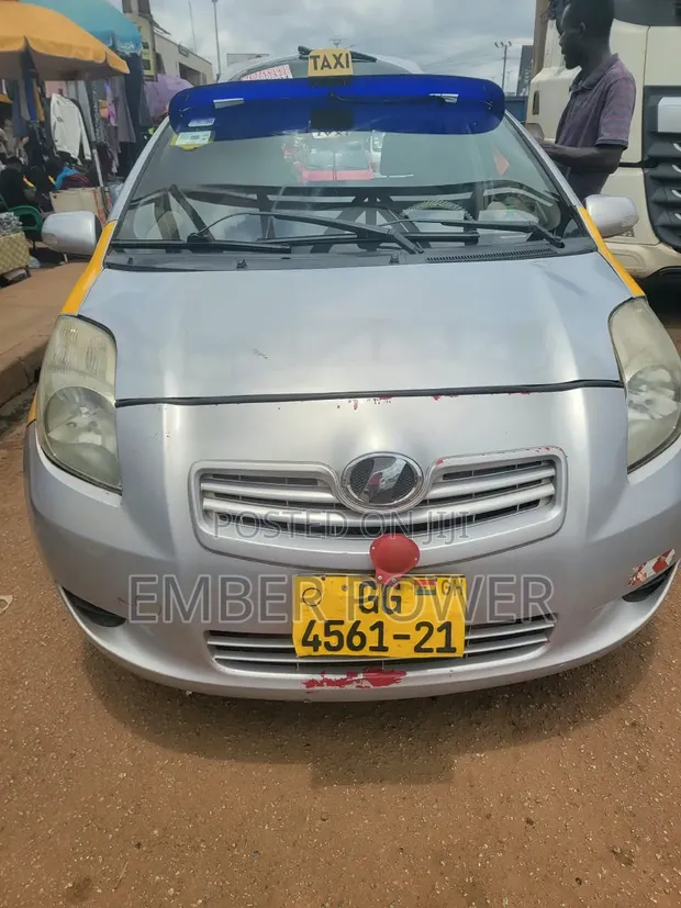 Toyota Vitz 2010 Silver - 1