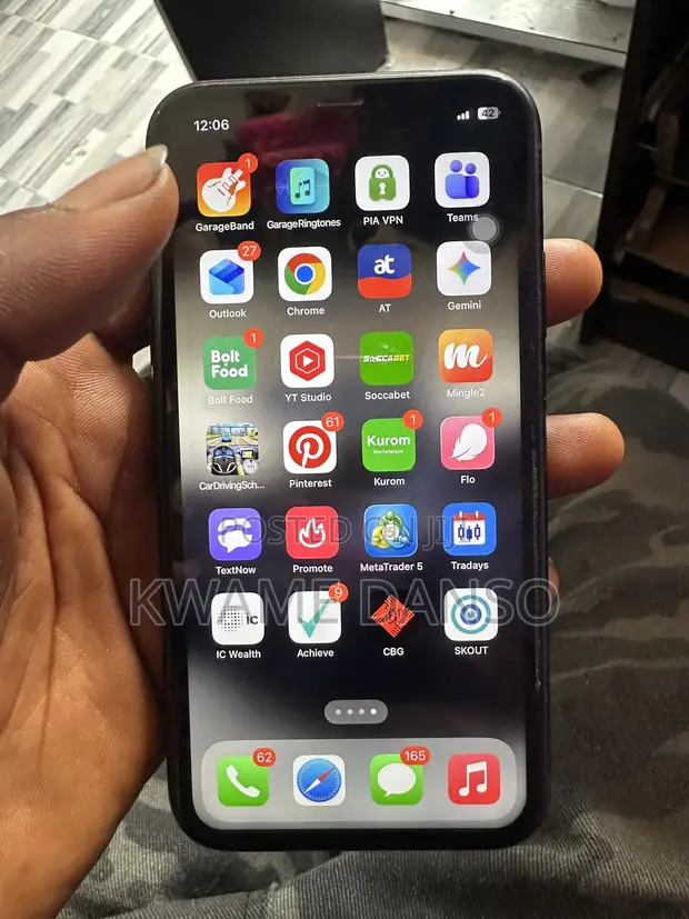 Apple iPhone XR 128GB Black - 1