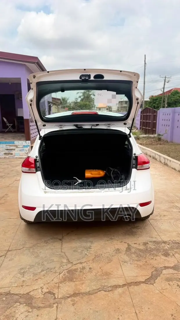 Kia Forte SX Hatchback 2017 White - 1