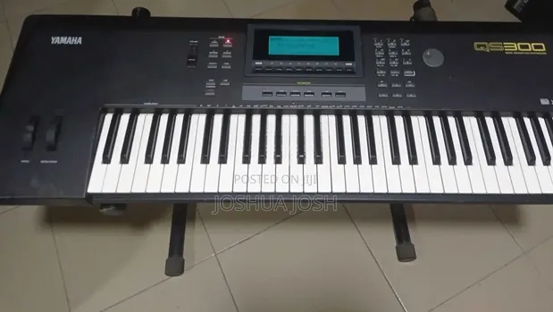 Yamaha QS300 Synthesizer Keyboard - 1