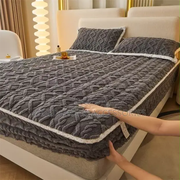 King Size Fitted Bedcover with 2 Pillow Cases - 1