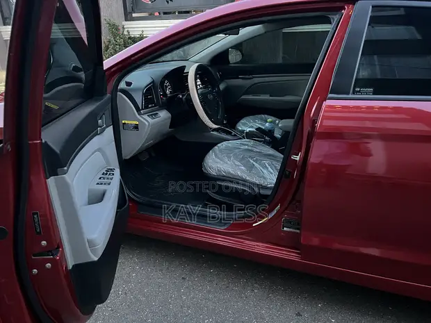 Hyundai Elantra 2017 Red - 1