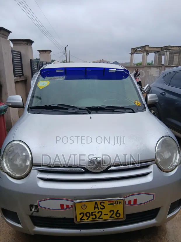 Toyota Sienta 2013 Silver - 1