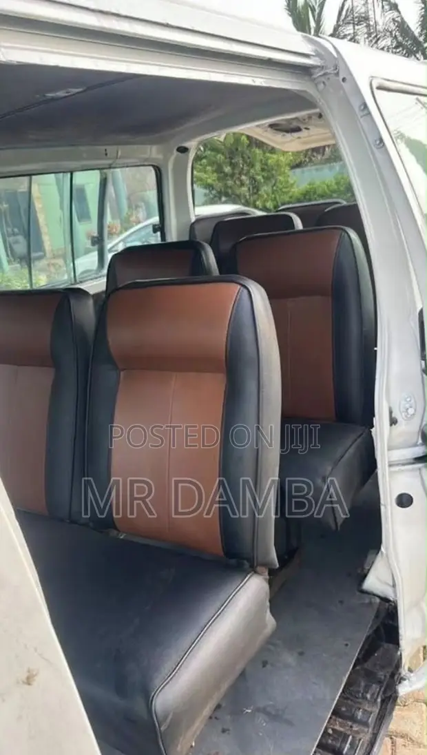Toyota HiAce Commuter DX 2010 - 1