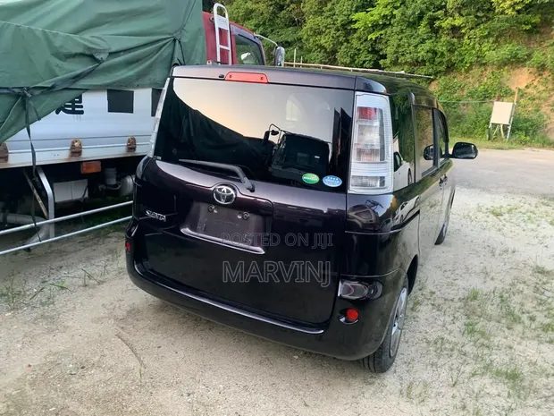 Toyota Sienta 1.5 FWD 2012 Burgundy - 1