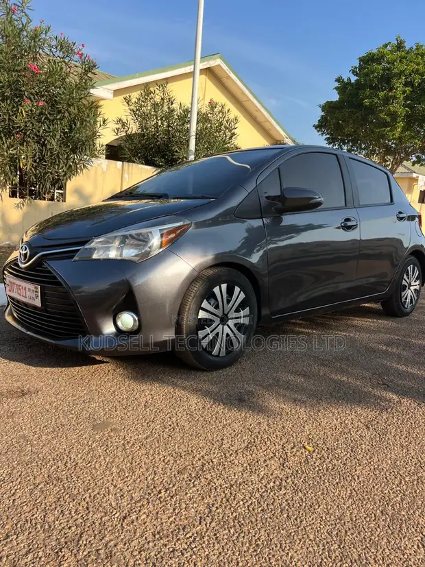 Toyota Yaris 2017 Gray - 1