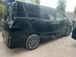 2015 Toyota Voxy ZS Kirameki 8-Seater Minivan