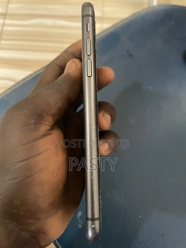 Apple iPhone 11 64GB Black - 1