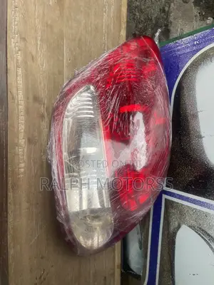 Toyota Tundra 2003 Driver Side Taillight