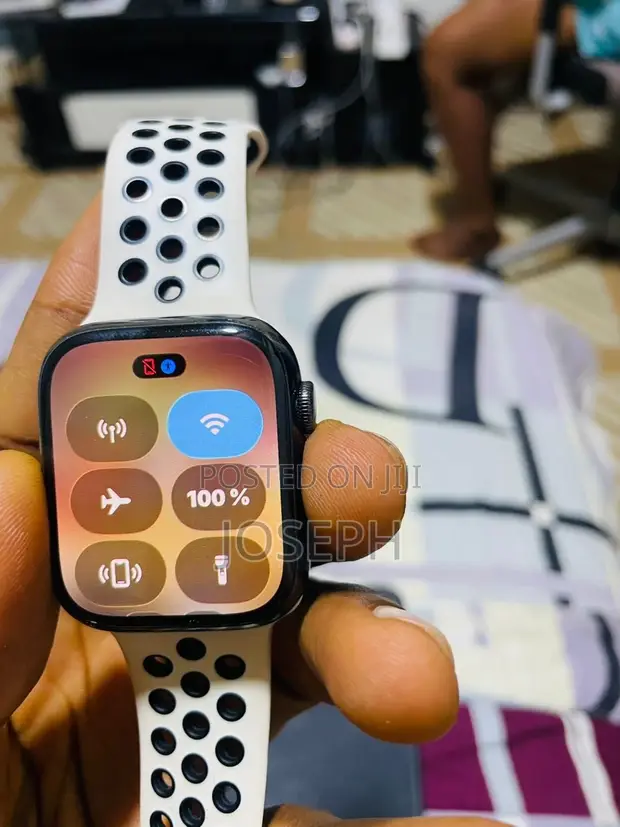 Apple Watch Series 8 - 1