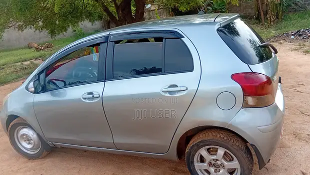 Toyota Vitz 1.3 AWD 5dr 2010 Gray - 1