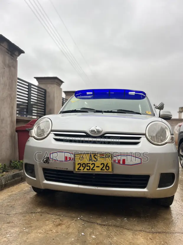 Toyota Sienta 2013 Silver - 1