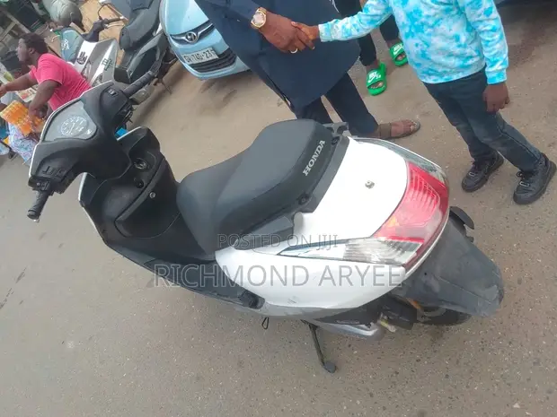 Honda Motorcycle 2020 White - 1
