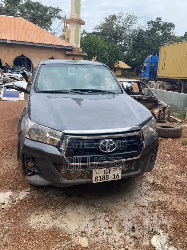 Toyota Hilux 2015 Black - 1