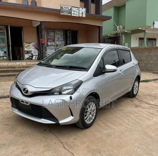 Toyota Vitz 1.3 AWD 5dr 2015 Silver - 1