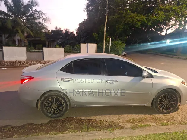 Toyota Corolla 2016 Silver - 1