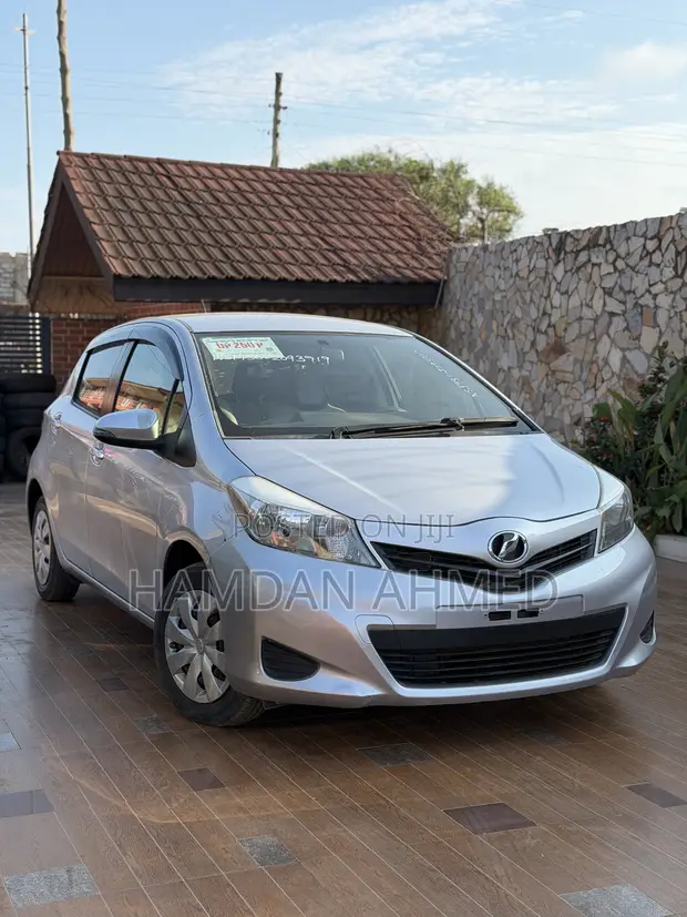 Toyota Vitz 1.3 FWD 5dr 2012 Silver - 1