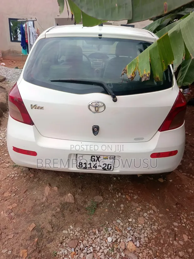 Toyota Vitz 2010 White - 1