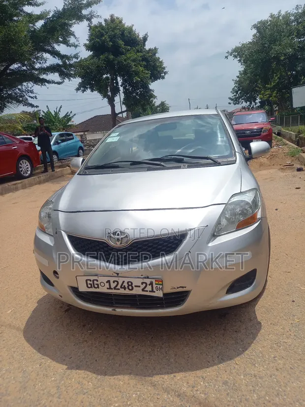 Toyota Belta 2010 Silver - 1
