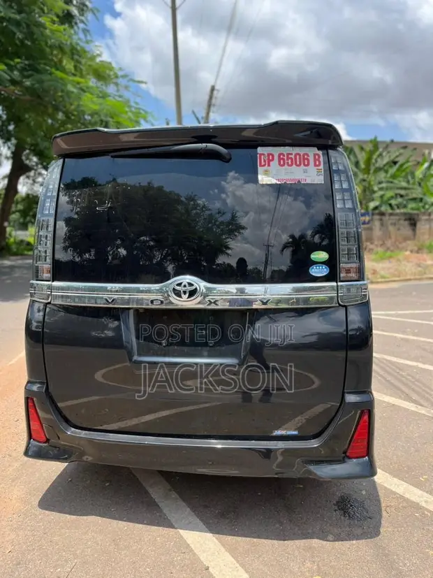 Toyota Voxy Hybrid X 2WD 7-Seater 2014 Black - 1