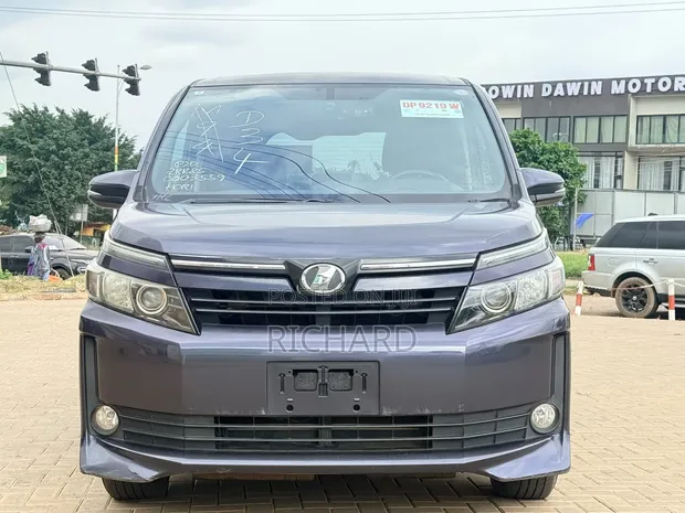 Toyota Voxy V 2WD 8-Seater 2014 - 1
