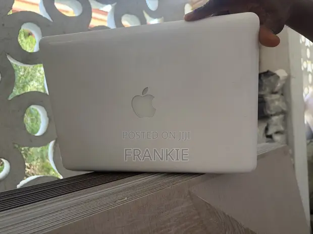 Apple MacBook 2009 Laptop - 1