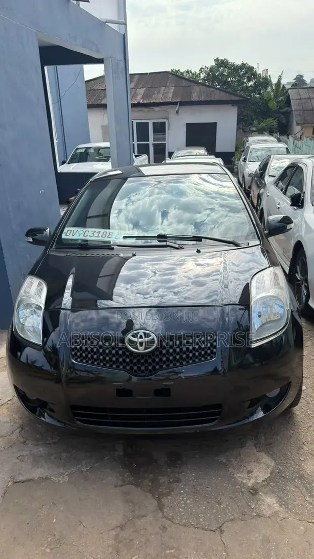 Toyota Yaris 2010 Black - 1