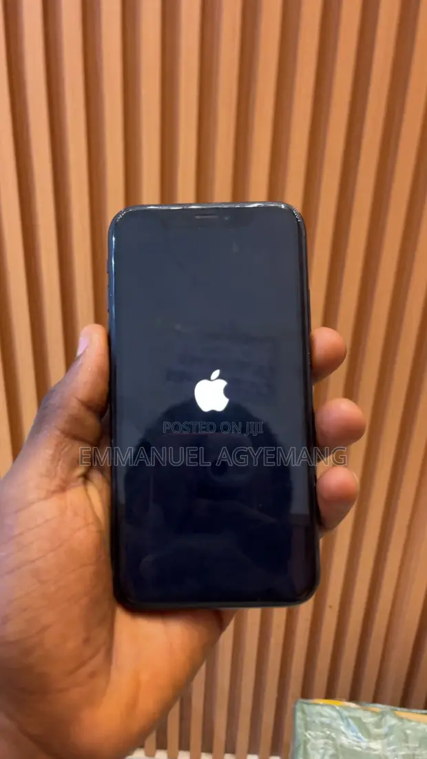 Apple iPhone XR 64GB Black - 1