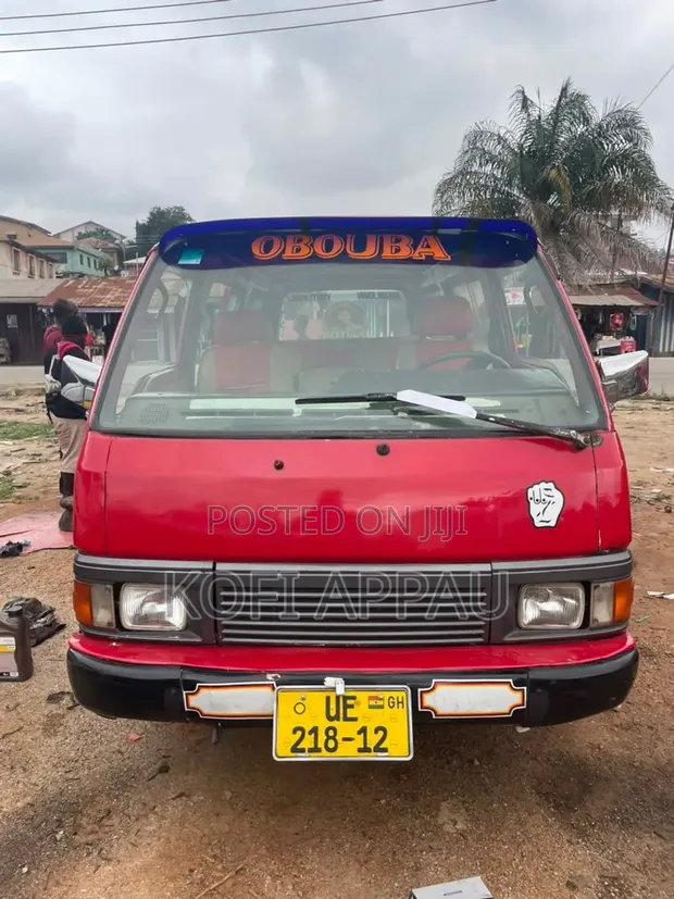 Nissan Caravan (Urvan) 1999 Red - 1