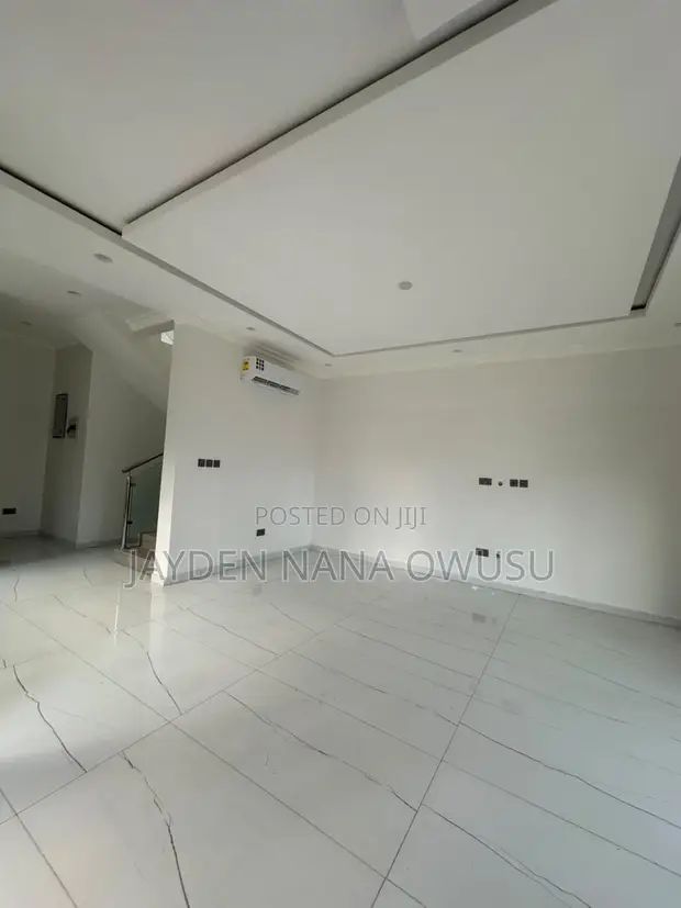 4-Bedroom House with Boys' Quarters in Sakumono Estate - 1
