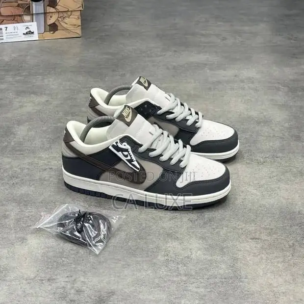Nike SB Dunk Low Unisex Sneakers - 1