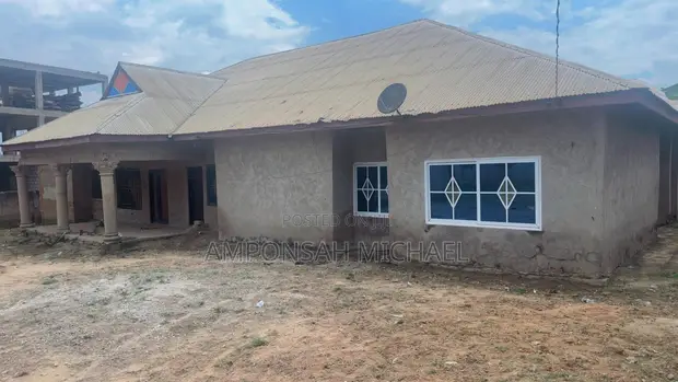 6-Bedroom House for Sale in Atwima Nwabiagya - 1