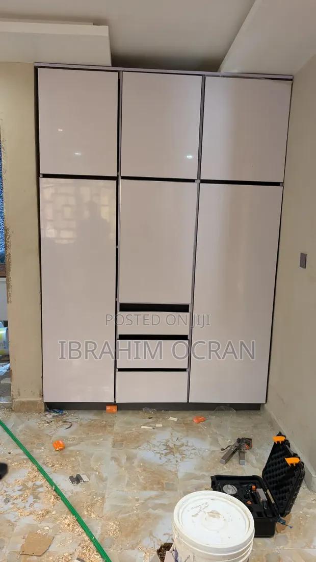 High Quality Inbuilt Wardrobe - Wood-Mode - 1