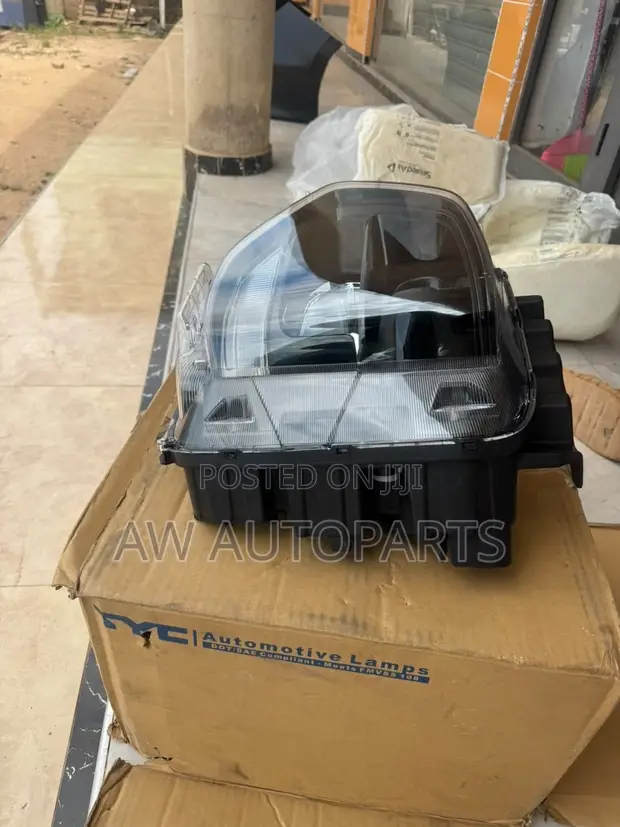 Hyundai Santa Fe 2019 Headlight - Left Side - 1