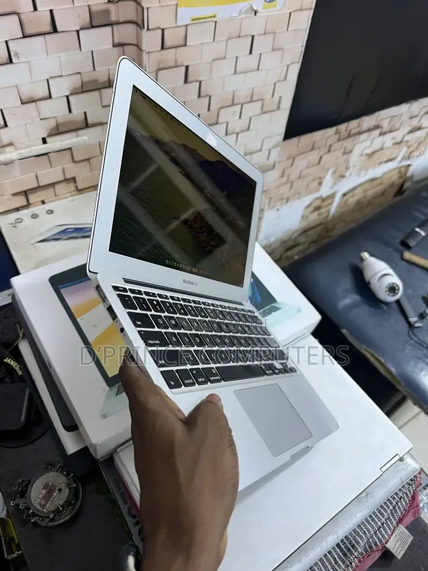 Apple MacBook Air 2013 11-inch - 1