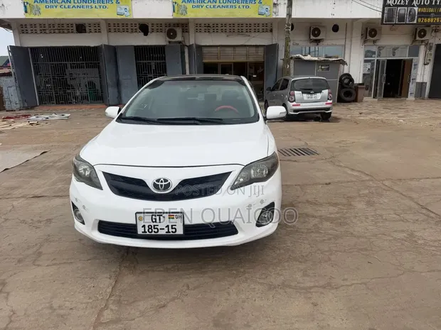 Toyota Corolla 2010 White - 1