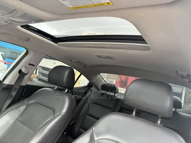 Hyundai Elantra 2018 White - 1