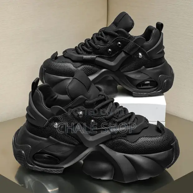 Smart Girl Wear Trendy All-Black Chunky Platform Sneakers - 1