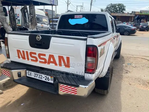 Nissan Hardbody 2014 White - 1
