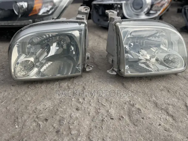 Toyota Tundra 2004-2006 Headlights - 1