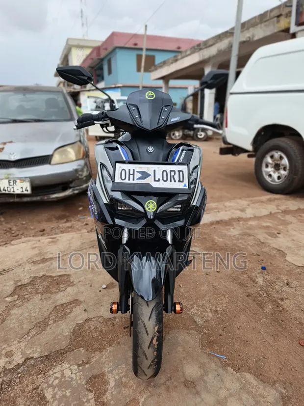 Yamaha Aerox 2025 Black Scooter - 1