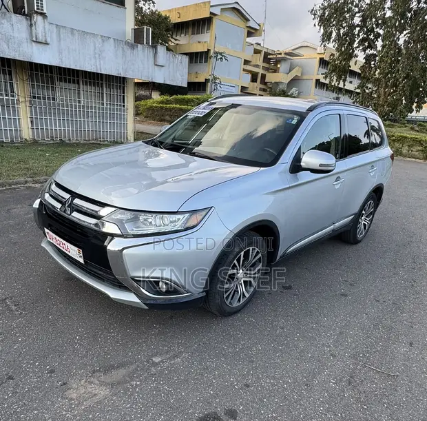 Mitsubishi Outlander 2018 Gray - 1