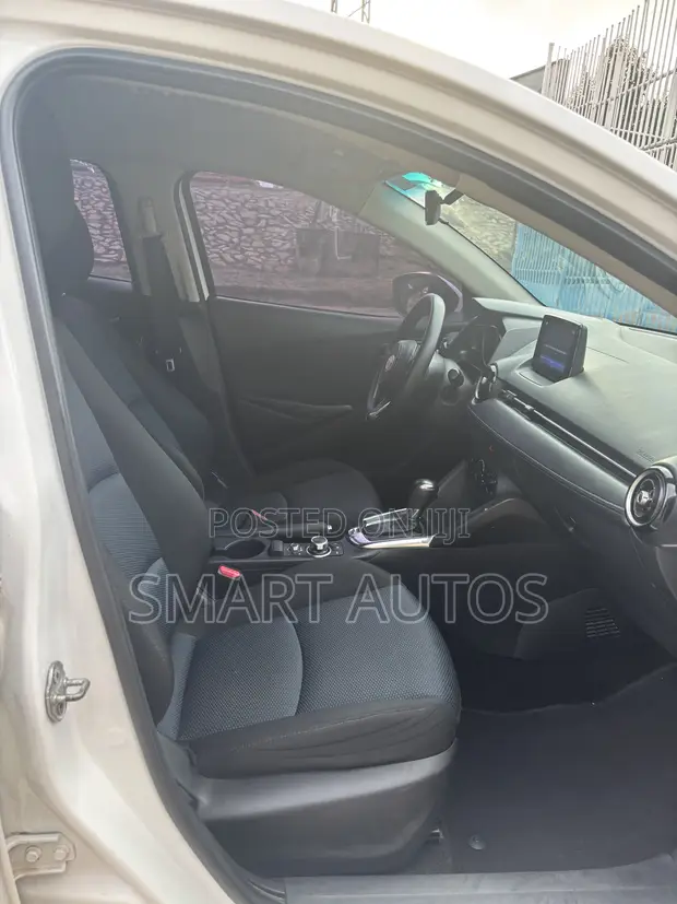Toyota Yaris LE Sedan 2019 White - 1