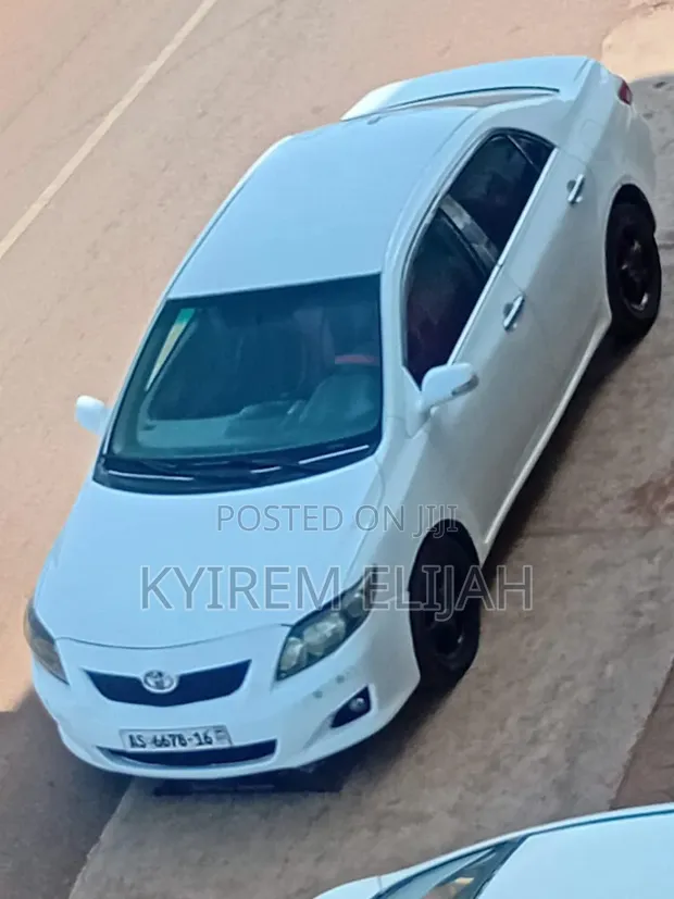Toyota Corolla Base 2010 White - 1