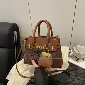 Quality Medium Black Leather Handbag with Zip Closure