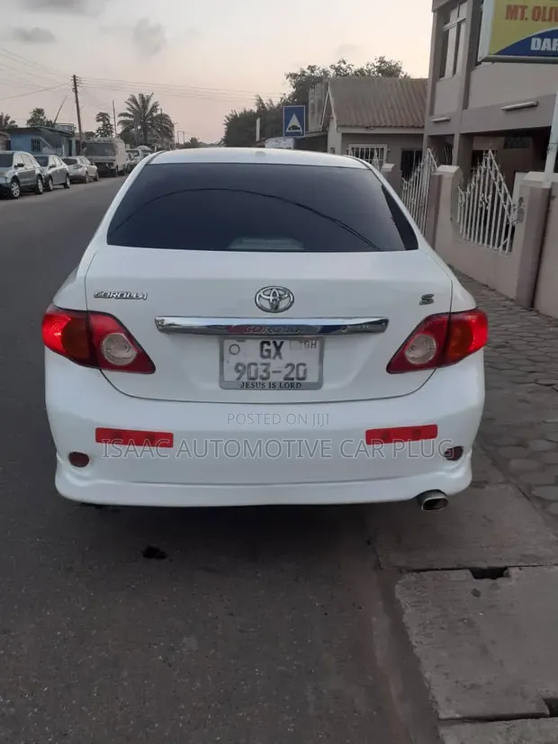 Toyota Corolla 2010 White - 1