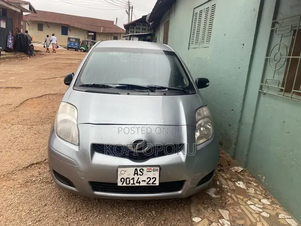 Toyota Vitz 2010 Silver - 1