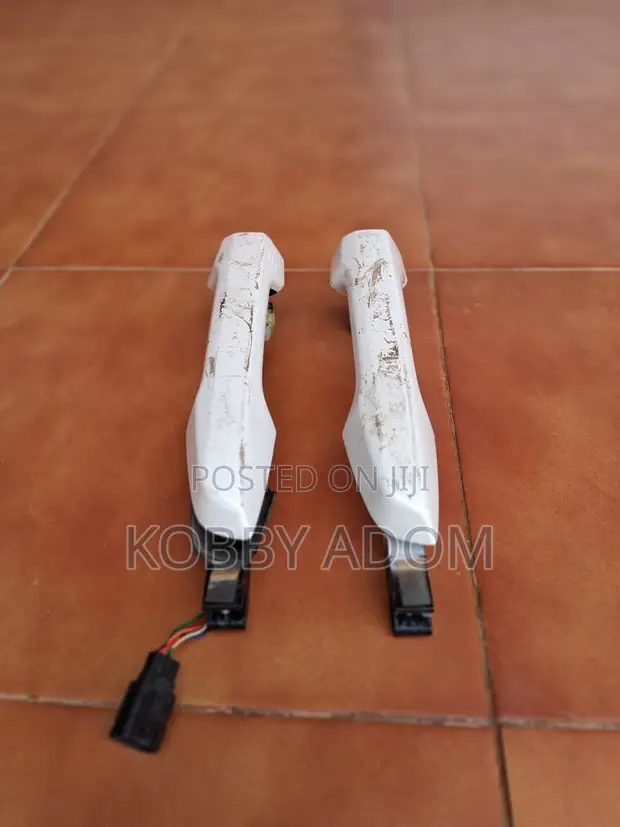Honda CR-V Door Handle with Sensor (Front Right) - 1