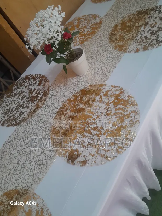 Classic Modern Mesh Table Runner & Placemats Set - 1