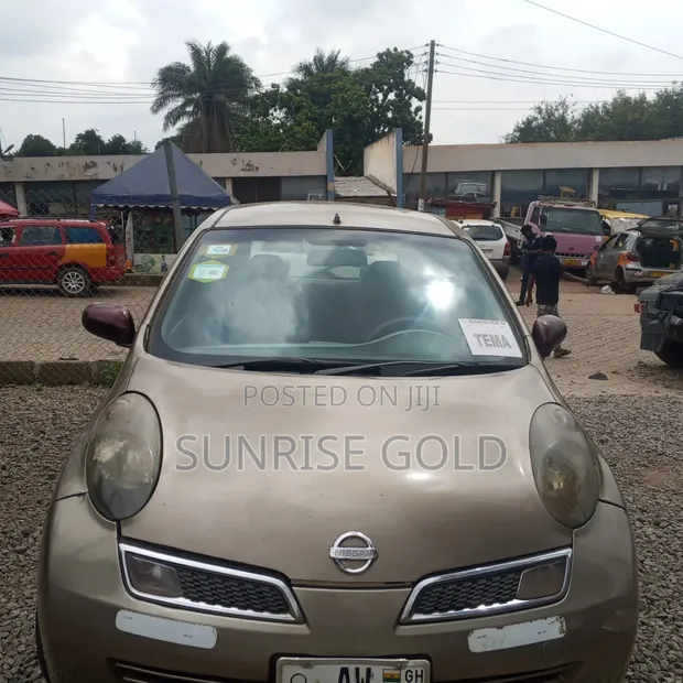 Nissan Pick-Up 2011 Brown - 1